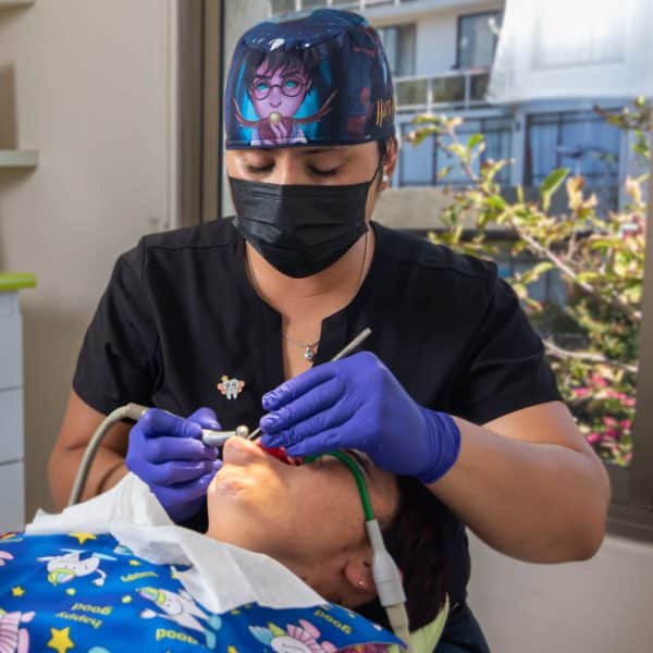 doctora sonia figueroa atendiendo paciente dental